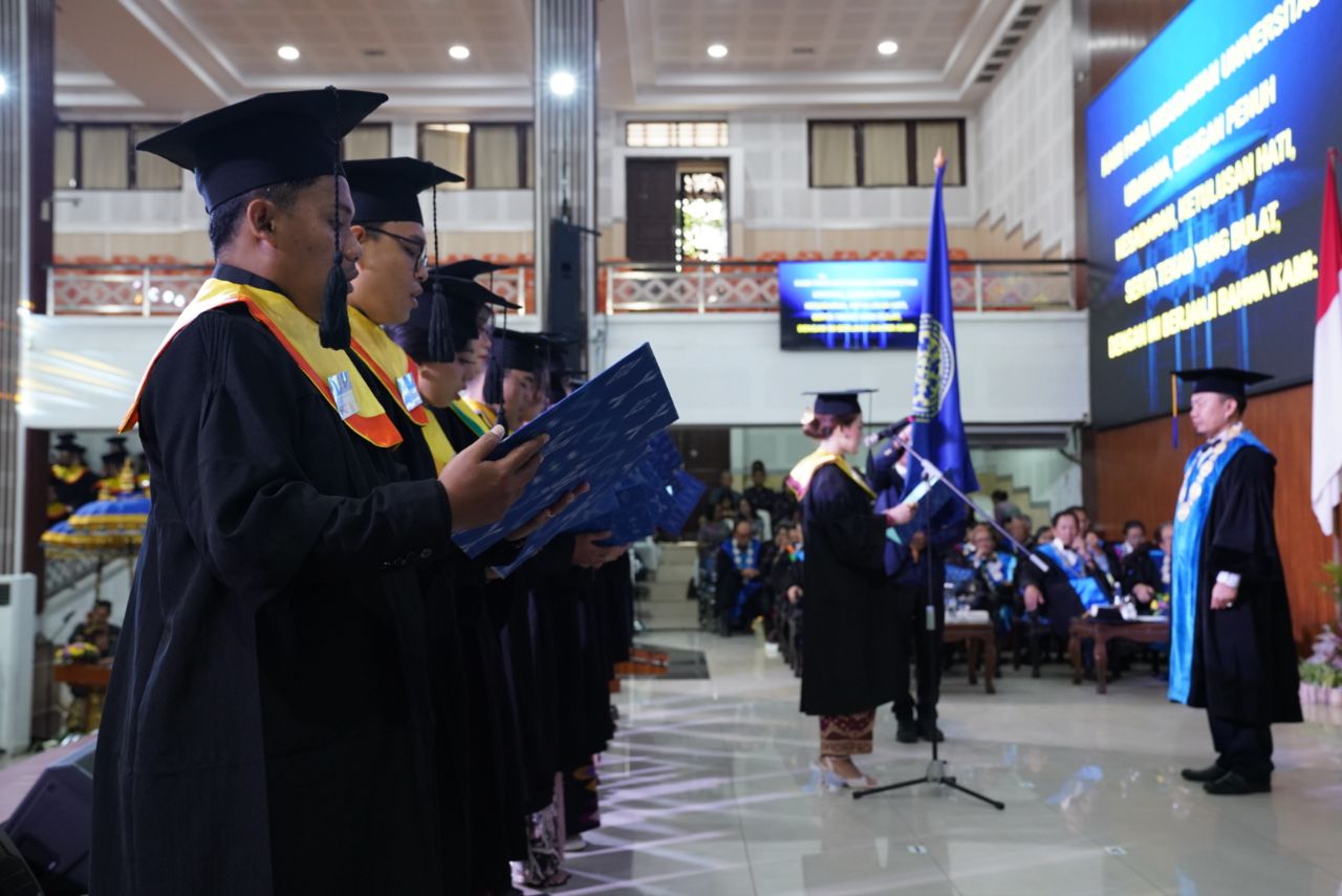 Rektor Unud Lepas 1.200 Wisudawan pada Wisuda Ke-169, Alumni Diminta dapat Mengimplementasikan Ilmu dengan Baik untuk Kemajuan Masyarakat, Bangsa dan Negara